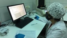 Aşısızlar, PCR test laboratuvarlarının yükünü artırıyor