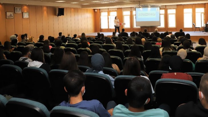 Üniversite öğrencilerine oryantasyon eğitimi