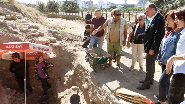 Başkan Seçer, 9 bin yıllık Yumuktepe Höyüğünü gezdi