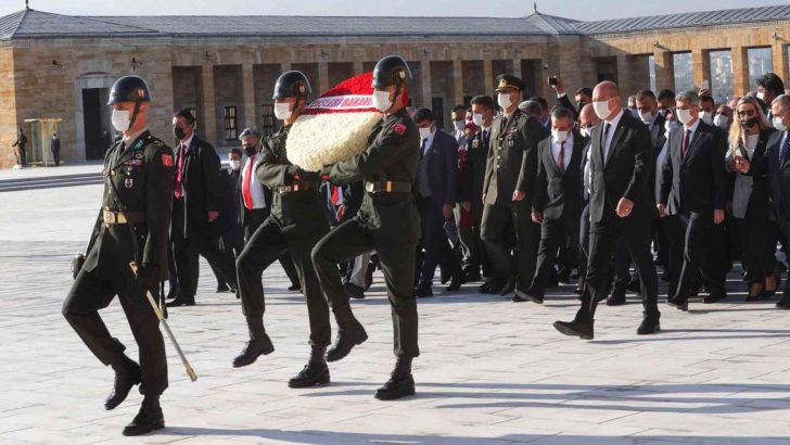 İçişleri Bakanı Soylu 81 ilden gelen muhtarlarla Anıtkabir’i ziyaret etti