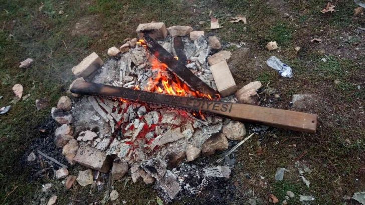 Vandallar parkı yakıp yıktı